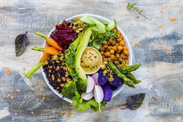 Ensalada fresca con vegetales naturales y colores suaves